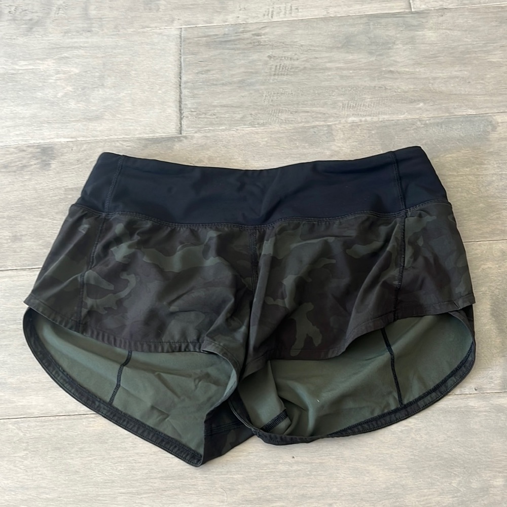 Lululemon low rise 2.5in speed up shorts in camo